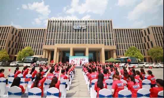 做白色的牛奶，創(chuàng)紅色的企業(yè)，花花牛乳業(yè)集團(tuán)青春歌會慶祝建黨100周年