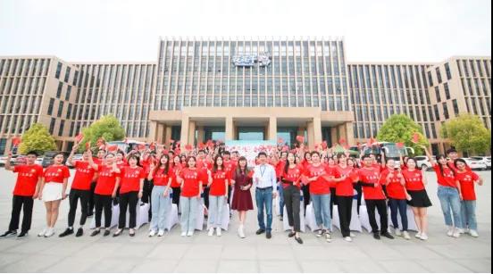 做白色的牛奶，創(chuàng)紅色的企業(yè)，花花牛乳業(yè)集團(tuán)青春歌會慶祝建黨100周年