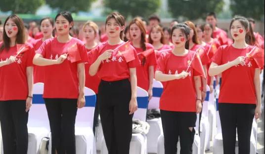 做白色的牛奶，創(chuàng)紅色的企業(yè)，花花牛乳業(yè)集團(tuán)青春歌會慶祝建黨100周年