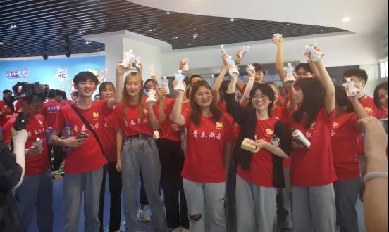 做白色的牛奶，創(chuàng)紅色的企業(yè)，花花牛乳業(yè)集團(tuán)青春歌會慶祝建黨100周年