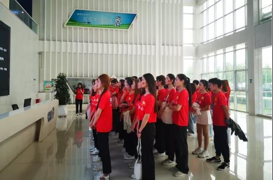 做白色的牛奶，創(chuàng)紅色的企業(yè)，花花牛乳業(yè)集團(tuán)青春歌會慶祝建黨100周年