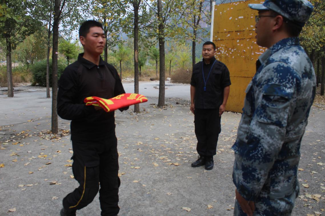 組織開(kāi)展戶(hù)外拓展訓(xùn)練活動(dòng)