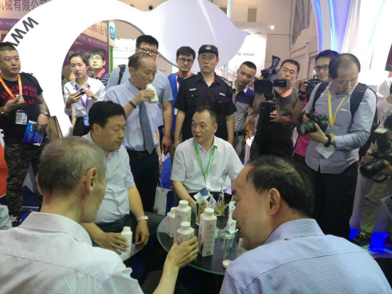 花花牛牛氣沖天！農業(yè)部長品嘗“領暢”點贊，又獲國際奶業(yè)平臺青睞