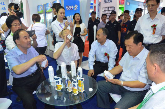 花花牛牛氣沖天！農業(yè)部長品嘗“領暢”點贊，又獲國際奶業(yè)平臺青睞