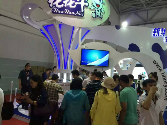 花花牛牛氣沖天！農業(yè)部長品嘗“領暢”點贊，又獲國際奶業(yè)平臺青睞