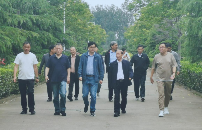 花花牛丨河南農(nóng)業(yè)大學(xué)黨委副書記、校長(zhǎng)介曉磊一行蒞臨花花牛河南瑞亞參觀調(diào)研