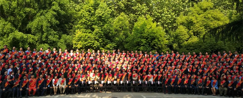 河南花花牛乳業(yè)集團(tuán)股份有限公司阮曉琦、王曉龍榮獲“鄭州市勞動(dòng)模范”榮譽(yù)稱號(hào)