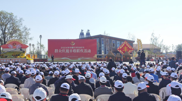 領(lǐng)導(dǎo)關(guān)懷 | 國務(wù)院副總理劉國中在2024年中國農(nóng)民豐收節(jié)全國主場(chǎng)活動(dòng)上參觀花花牛展臺(tái)，關(guān)注并了解花花牛3.8g鮮牛奶等產(chǎn)品