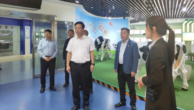 鄭州市人民檢察院黨組書(shū)記、代檢察長(zhǎng)張道偉一行蒞臨河南花花牛乳業(yè)集團(tuán)參觀調(diào)研